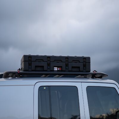 Custom OUTZONE V7 85L Heavy-Duty Rotary-Plastic Tool Box Rigid Case Camping Rotating Transport Truck Roof Luggage Rack ODM